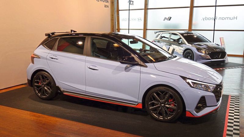 Im Vergleich zum regulären i20 haben die Entwickler das Fahrwerk verstärkt, die Achsen verändert sowie Dämpfer und Federn angepasst.  (Bild: Wehner/»kfz-betrieb«)