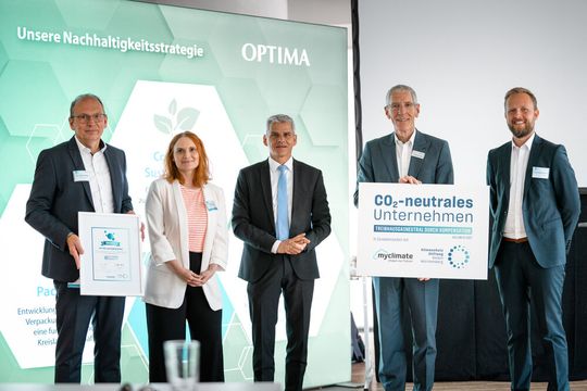 Optima erhält das Label „CO2-neutrales Unternehmen“. Von links: Dr. Stefan König, Managing Director bei Optima, Julia Kovar-Mühlhausen, Leiterin Klimaschutzstiftung Baden-Württemberg, Dr. Patrick Rapp, Staatssekretär im Ministerium für Wirtschaft, Arbeit und Tourismus in Baden-Württemberg, Hans Bühler, Chief Executive Officer, und Dominik Bröllochs, Group Sustainability Manager (beide Optima).(Bild:  Optima)