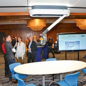 Die Space Bridge von Waldner ist eine flexible Medienampel, die sich nach Bedarf aus- und einfahren lässt.(Bild:  LABORPRAXIS)