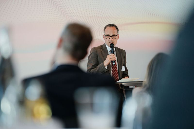 „Wir müssen uns etwas trauen“, bekräftigte auch Dr. Denis Alt, Staatssekretär im Ministerium für Arbeit, Soziales, Transformation und Digitalisierung Rheinland-Pfalz. In seinem Impulsbeitrag widmete er sich der Frage, wie Digitalisierung die Demokratie stärkt.  (©Manuel Emme Fotografie)