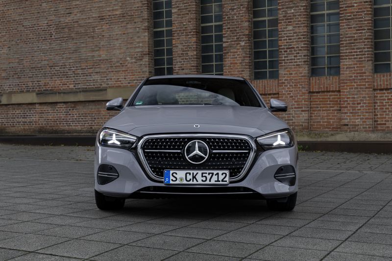 Außen erhält die C-Klasse einen größeren Grill mit Chromrahmen und beleuchteter Umrandung nach dem Vorbild der S-Klasse. (Bild: Mercedes-Benz AG)