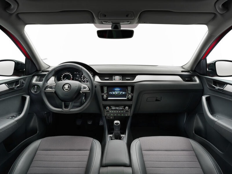 Über die Skoda Connect App auf dem Smartphone kann der Fahrer jederzeit aus der Ferne Informationen über das Fahrzeug, den Schließzustand von Fenstern, Türen oder Schiebedach sowie den verbliebenen Kraftstoffvorrat abrufen. (Skoda)