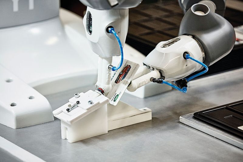 YuMi automatisiert beispielsweise den lasergestützten Prozess beim präzisen Anbringen von Klebepunkten auf vielfältigen Formen für USB-Memory-Sticks und Kreditkarten.  (ABB / Hans Nordlander)