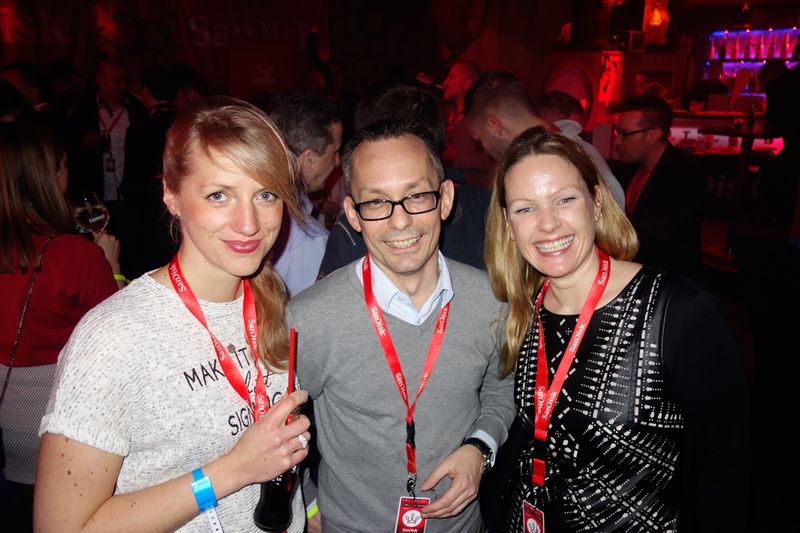 Frank Kwasnitza, bluechip, fühlt sich pudelwohl zwischen den hübschen Damen (l.) Ramona Hieß, TP-Link, und Hannah Lamotte, IT-BUSINESS. (Bild: IT-BUSINESS)