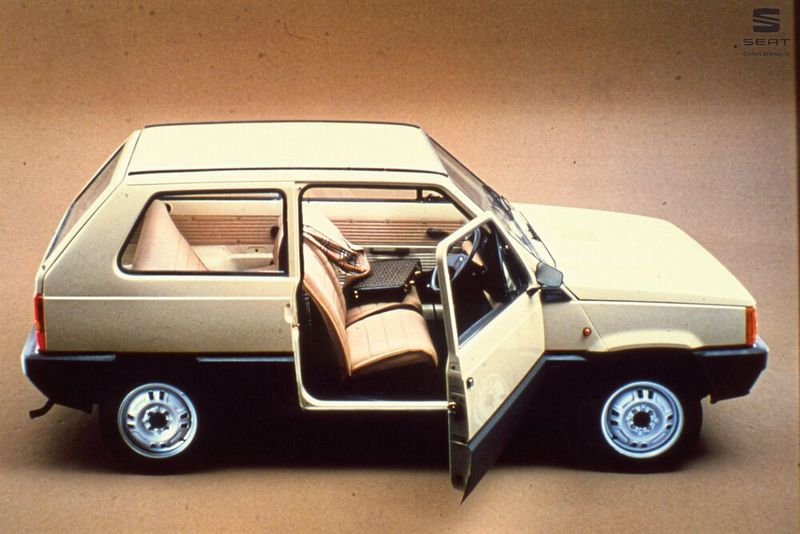 Gerade mal 720 Kilogramm wog das Einstiegsmodell des Seat Panda mit 0,8-Liter-Motörchen. Das kantige Design sorgte für eine gute Ausnutzung der Verkehrsfläche und machte das Wägelchen sehr übersichtlich. Anfangs entsprach der Spanier noch seinem italienischen Zwilling. Ab 1983 setzte Seat erste Änderungen um. Während Fiat ab 1986 die neuen „Fire-Motoren“ verbaute, hielt Seat bis zum Schluss 1998 an Motoren des Seat/Fiat 127 beziehungsweise 133 fest.  (Bild: Seat)