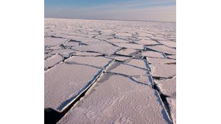 Charakteristisches Muster: durch Wellen gebrochenes Eis in der Arktis. (Bild: UHH/CEN/ M. Dobrynin)