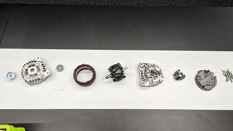 Eine industrielle Wiederaufarbeitung beinhaltet eine komplette Demontage und den Ersatz verschlissener Teile. Das fertige Reman-Teil ist dann so gut wie neu.(Bild:  Rosenow – VCG)