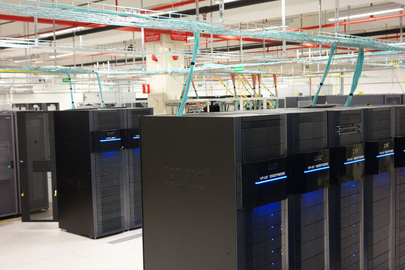 Abbildung 4: An der Frontseite der Racks sind Blindplatten installiert, die  die Luftströmung durch die Racks und im Raum günstig  beeinflussen. (Bild: WirelessCar)