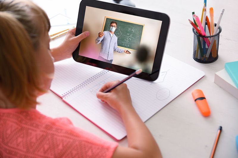 In der Individualschule werden Schüler einzeln online unterrichtet, denen wegen psychischer oder körperlicher Erkrankung kein regulärer Schulbesuch möglich ist (Davizro Photography – stock.adobe.com)