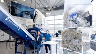 Nach Schätzungen des Beratungsunternehmens EY senkt der Einsatz von Sekundärrohstoffen den Energieverbrauch um 20 bis 90 Prozent, spart große Mengen Wasser und könnte europäische Unternehmen jährlich um bis zu 465 Milliarden Euro an Materialkosten entlasten. (Bild: www.fotografie-wiese.de)