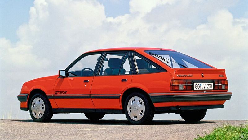 1986 erhält der Ascona ein Facelift. Die Ausstattungslinien sind gegliedert in LS, GL, GLS und GT. Die Motorenpalette wird um neue 2,0-Liter-Einspritzer ergänzt. (Bild: Opel)
