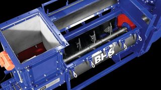 Einwellen-Durchlaufmischer vom Typ MFKG 0520 mit Gummitrog für Aufgabekörnungen bis zu 16 mm und einer Durchsatzleistung von 20-50 t/h mit geöffneter Wartungsklappe und Deckel  (Bild: BHS-Sonthofen)