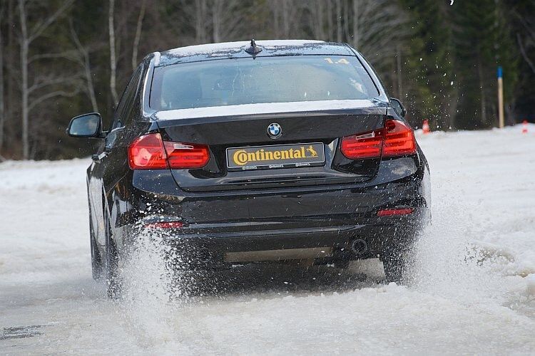 Mit seinen vielen Griffkanten sorgt der Wintercontact TS 850 P für gute Schneetraktion. (Foto: Continental)