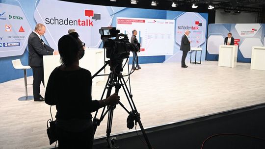 Im Web-Studio der Messe Frankfurt diskutierten die Verbände ZKF, ZDK und BVdP sowie Experten zu bestimmten Themenbereichen mit den Chefredakteuren Christian Simmert („Schaden.news“) und Konrad Wenz (»Fahrzeug+Karosserie«). Im Web-Studio der Messe Frankfurt diskutierten die Verbände ZKF, ZDK und BVdP sowie Experten zu bestimmten Themenbereichen mit den Chefredakteuren Christian Simmert („Schaden.news“) und Konrad Wenz (»Fahrzeug+Karosserie«).