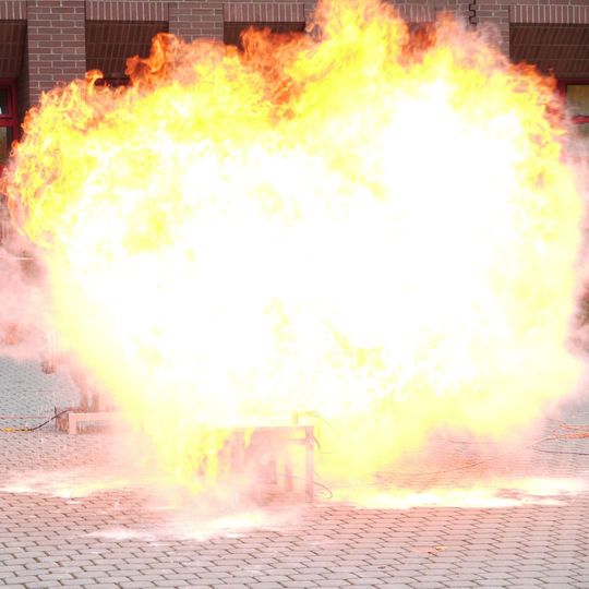 Brennbare Stäube können mit Luft oder anderen Oxidationsmitteln explosionsfähige Atmosphäre bzw. ein explosionsfähiges Gemisch bilden.(Bild:  Staubexplosion /Hans-Peter Scholz / CC BY-SA 3.0)