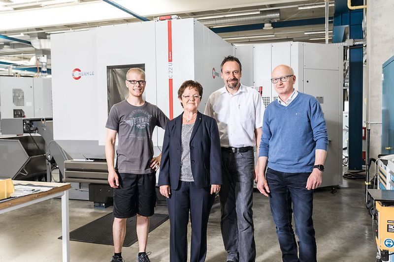 V.l.: Maschinenbediener Jörn Koch, Geschäftsführerin Siegrid Sommer, Leiter CNC-Fertigung Jürgen Golde und Fertigungsleiter Hartmut Nagel, alle von der Günther Heisskanaltechnik GmbH. (Hermle)