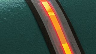 Flexible Lichtbänder: Bei einer OLED sind keine Übergänge zu erkennen und sie bieten ein homogenes, flächiges Licht. (Bild: Fraunhofer FEP)