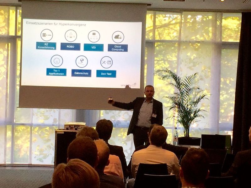 Wolfgang Huber, Regional Sales Director Central Region bei Simplivity referiert über Hyperkonvergenz. (Vogel IT-Medien)