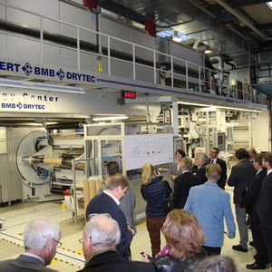 Betriebsbesichtigung Kroenert GmbH & Co. KG und ZAE Antriebssysteme: Kaschier- und Beschichtungsanlagen für die Verarbeitung bahnartiger Materialien wird in Hamburg hergestellt...