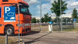 Über die Plattform und die App Bosch Secure Truck Parking finden Fahrer sichere Parkflächen für ihre Lkw. (Bosch Service Solutions)