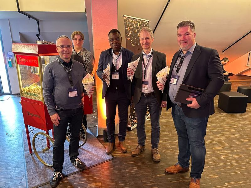 Popcorn verbindet Menschen: (v. l.), Emile Mokouabeka mit Alexander Wunsch, Stefan Beyer und Oliver Pfennigschmidt (NTT). (Bild: Vogel IT-Medien )