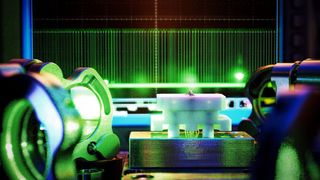 Den Mut zur Unschärfe verlangt also die Quantentechnologie. Hier eine parametrische Quelle für die Erzeugung verschränkter Photonen. Und das gibt uns Prof. Reinhart Poprawe mit auf den Weg in die Laserzukunft: „Es kommen viel bessere Chance, die Wirklichkeit der Natur auch in unseren Modellen und Zugängen so zu beschreiben, wie sie wirklich ist – nämlich mit Unschärfe“.  (Bild: V. Lanneert)