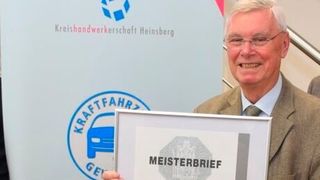 Gerhard Schmid im Jahr 2017 bei der Verleihung der Ehrenurkunde zum Ehrenobermeister durch die Kreishandwerkerschaft Düren-Euskirchen-Heinsberg. (Bild: Kreishandwerkerschaft )