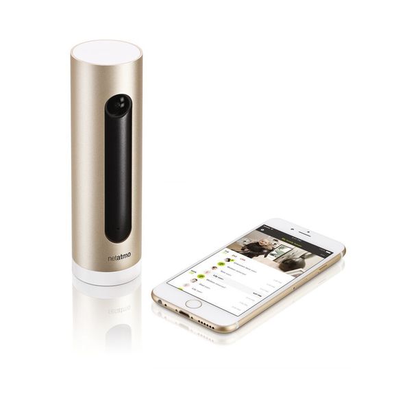 So hat Mutti alles im Blick: Die Smart-Home-Kamera Welcome von Netatmo sieht mit ihrem schlichten Design in eloxiertem Aluminium nicht nur stylish aus, sondern kann auch Gesichter erkennen und liefert gestochen scharfe Bilder in HD-Qualität aufs Smartphone – sogar nachts. So kann man auch von unterwegs immer im Blick behalten, wer zu Hause aus- und eingeht. Die Bilder lassen sich sowohl als Live-Aufnahmen abspielen, als auch später von anderen Geräten on demand abrufen. Preis: 172,90 Euro (WIE EINFACH!)
