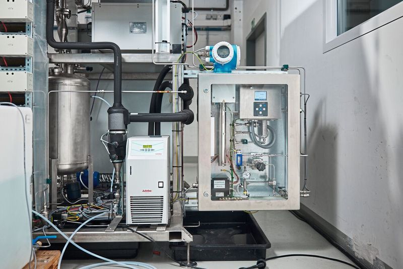 Die Testanlage von Enapter: Der Kern der Qualitätsmessung besteht aus einer kombinierten Lösung mit dem J22 TDLAS-Gasanalysegerät und dem Sauerstoffanalysegerät OXY5500 mit gemeinsamer Probenaufbereitung zur Bestimmung der Spurenfeuchte und des Spurensauerstoffs ... (Bild: Endress+Hauser)