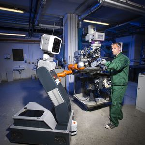 Der mobile Assistenzroboter Annie wurde vom Fraunhofer-IFF entwickelt, der universelle Aktorik, leistungsfähige Sensorik und eine intelligente Softwareumgebung inklusive integrierter Entwicklungswerkzeuge kombiniert.