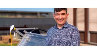 Pioneer Fellow Luca Thommen, im Hintergrund der von ihm entwickelte Solarthermie-Kollektor „Solar Heat“. (Bild: Michel Büchel, ETH Zürich)