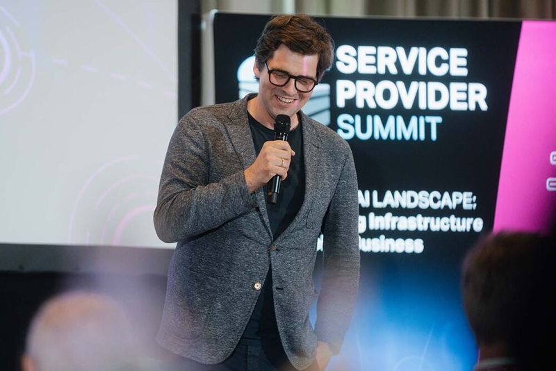 Maximilian Ahrens, Managing Director T Digital bei der Deutschen Telekom, referierte über die Bedeutung von Konnektivität im Weltall. (Bild: Werbefotografie Emme)