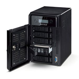 Die sechs 3,5-Zoll-HDDs dienen komplett als Datenspeicher, das Betriebssystem residiert auf einer separaten SSD.