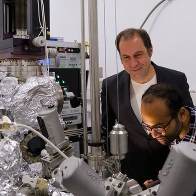 Le Dr Alexander Weismann (à gauche) et le Dr Arnab Banerjee étudient l'excitation des molécules à l'aide d'un microscope à effet tunnel. (Image :Sophie Humbert, Université de Kiel)