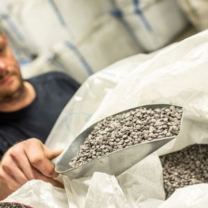 Nach der Erweiterung des Standorts Hardenberg steht dort dreimal so viel Logistikfläche für die Lagerung und Value Added Services für die Kunststoffindustrie zur Verfügung wie zuvor.(Bild:  Sievert Handel Transporte)