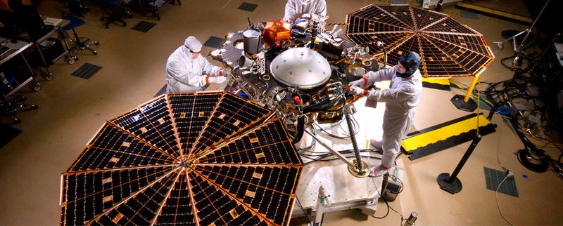 Forscher bei der Arbeit am InSight Lander. (Bild: NASA)