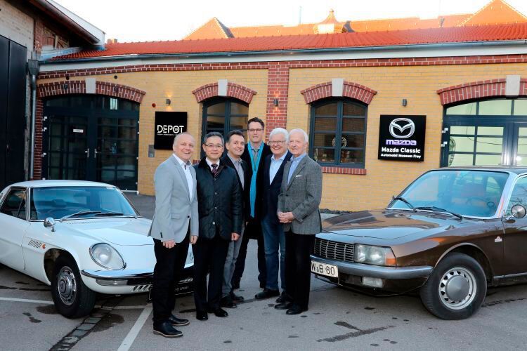 V. li.: Markus Frey, Yasuhiro Aoyama, Joachim Frey, Bernhard Kaplan, Walter Frey und Klaus von Deylen beim Stelldichein zur Übergabe des Bildbands der Mazda-Mitarbeiter aus Japan. (Mazda)