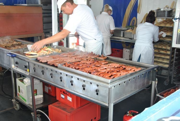 Von wegen nur Froschschenkel und so: Die französische Interpretation der Bratwurst („Merguez“) ist äußerst lecker und s.. scharf. (Foto: Dominsky)