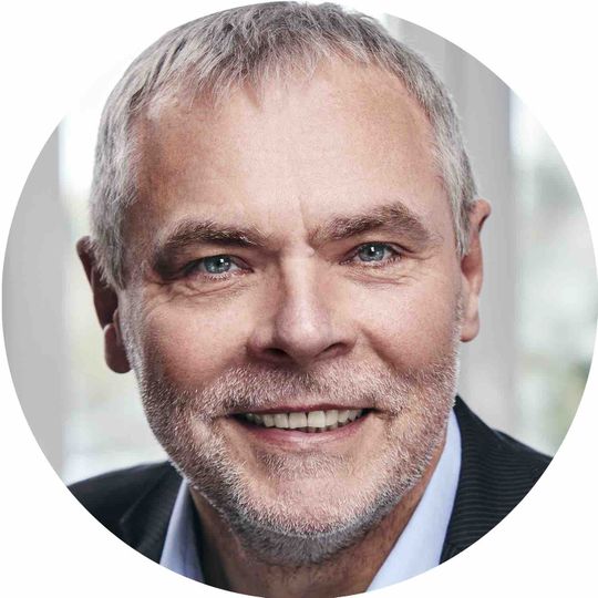 „Erst durch Flow360.io wurde uns bewusst, wie fragil unsere Prozesse waren: Vieles funktionierte nur, wenn die richtigen Personen vor Ort waren. Das hat sich grundlegend geändert. Heute läuft die Bearbeitung schneller und auf einem konstant hohen Qualitätsniveau, unabhängig davon, wer gerade im Büro ist“, erklärt Helmut Honermann, Geschäftsführer der PureSec GmbH. (Bild:  PureSec)