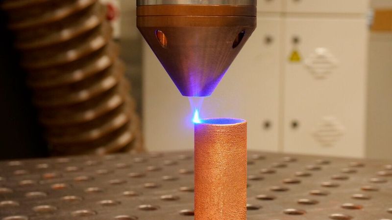 Wie alle blauen Laserline-Diodenlaser agiert auch der neue 4-Kilowatt-Laser mit einer Wellenlänge von 445 Nanometern, die von Kupferlegierungen fünfmal besser absorbiert wird. Hier sieht man das System bei der additiven Fertigung eines Kupferbauteils. (Bild: Laserline)