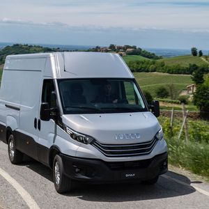 Optisch hat der Daily, der bis zur Sieben-Tonnen-Klasse unterwegs ist, ein kleines Facelift erhalten. (Bild:  ampnet/Iveco)