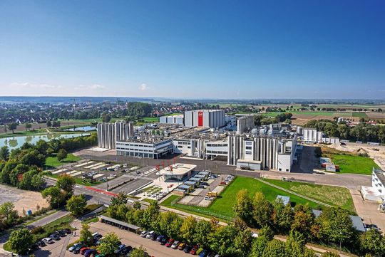 Zott-Werk in Mertingen in der Totale.(Bild:  Eckhart Matthaeus / www.em-foto.de / www.heli-works.de)