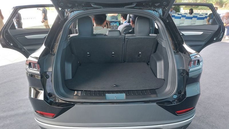 Der VF 8 setzt unter anderem auf Stauraum. (Bild: ampnet)