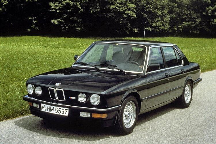 250 km/h waren für den BMW M5 mit 210 kW/286 PS starkem Vierventil-Sechszylinder-Motor (aus dem legendären M1) laut zeitgenössischen Testberichten kein Problem. (BMW)
