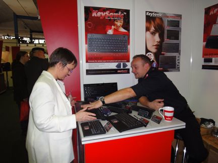 Manuel Teufel, Maxpoint, im Verkaufsgesrpäch mit Elke Albrecht, PC Spezialist (Archiv: Vogel Business Media)