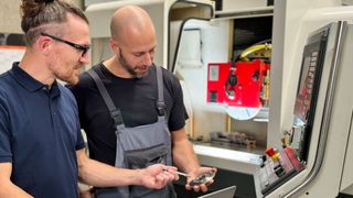 Vom Präzisionsschleifen von Titan-Stiften und Knochenbohrern bis hin zu optischen
Geräten und der Herstellung von Dentalbohrern bietet die Medizintechnik ein weites Feld. Ein aufeinander abgestimmtes Gesamtsystem anstelle von Einzelkomponenten sei dabei oft der Schlüssel zu mehr Effizienz, heißt es bei Dr. Kaiser Diamantwerkzeuge. (Bild: Dr. Kaiser Diamantwerkzeuge)