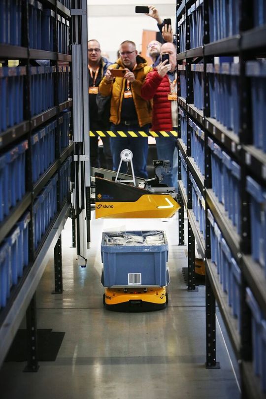 Das Airrob-System kombiniert regalkletternde Roboter mit einer Flotte von Bodenrobotern für den automatisierten Warentransport.(Bild:  Martin Pinkas)