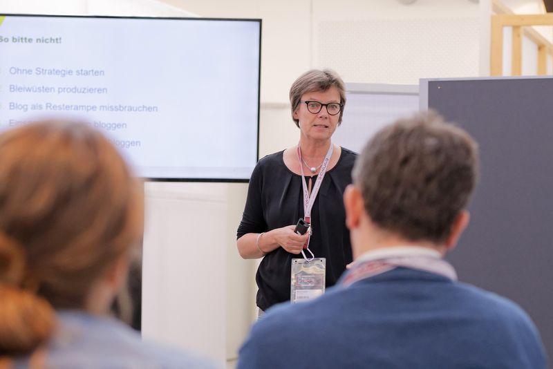 Meike Leopold, Start Talking Auch im Workshop von Meike Leopold drehte es sich um das Thema „Content“. Um den Content zu verankert, braucht es aber eine zentrale Stelle. Das könne beispielsweise ein Corporate Blog sein und dabei gibt es einiges zu beachten. „Es ist nicht wichtig, wie häufig Beiträge auf dem Blog erscheinen, sondern die Relevanz. Das heißt, es müssen nicht drei Blogbeiträge in einer Woche veröffentlicht werden, es reicht auch ein guter“, gibt Meike Leopold den Teilnehmern mit.  (marconomy © Andreas Burkhardt )