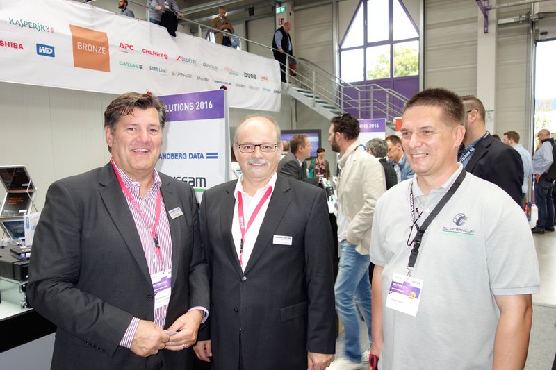 (v. l.) Dirk Severin und Jürgen Schelbert, Tandberg Data, mit Torsten Schulz, Brigg IT. (Bild: IT-BUSINESS)