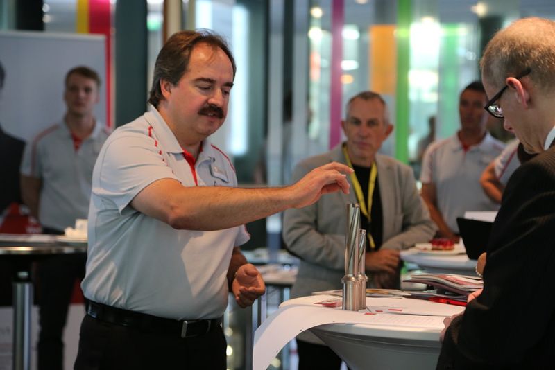 Ceratizit auf der AMB 2014: Uwe Schleinkofer (Leiter F&E) präsentiert den 'wahrscheinlich' besten Wendeplattenbohrer (Maxi-Drill) der Welt. (Bild: Böhm)